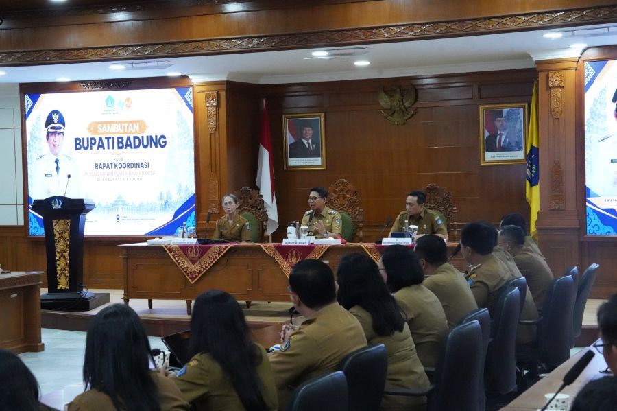 Bupati Badung I Wayan Adi Arnawa saat Rapat Koordinasi Perencanaan Pembangunan Desa di Ruang Kriya Gosana, Puspem Badung, Bali, Senin (14/9/2026). (foto/adi)
