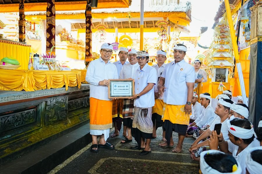 podiumnews.com-Bupati Badung Teken Prasasti Karya di Pura Dalem Desa Adat Ambengan