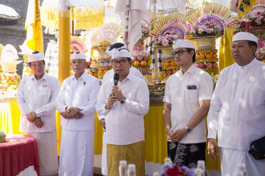 podiumnews.com-Bupati Badung Teken Prasasti Karya Ngenteg Linggih di Pura Maspahit Canggu
