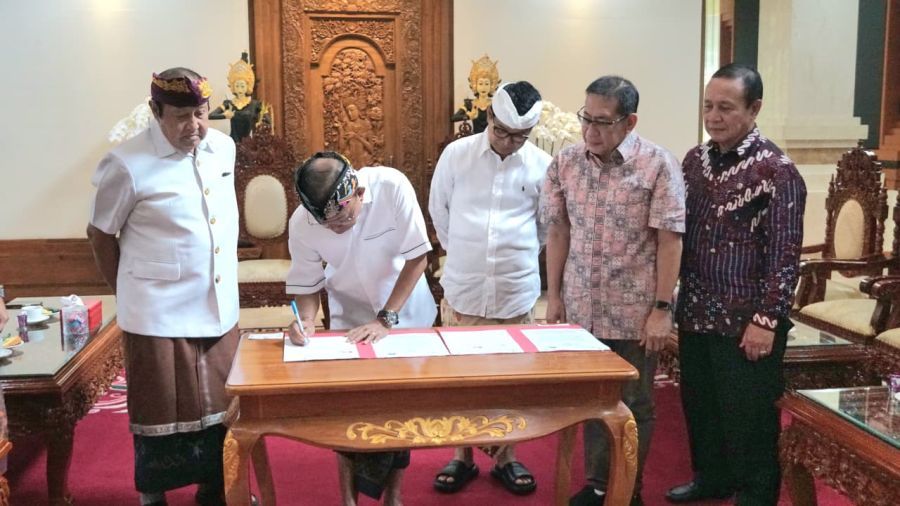 Bupati Badung I Wayan Adi Arnawa dan Gubernur Bali Wayan Koster saat penandatanganan Berita Acara Serah Terima Pinjam Pakai Lahan GWK di rumah jabatan Gubernur Bali, Jaya Sabha, Denpasar, Jumat (31/10/2025). (foto/adi)