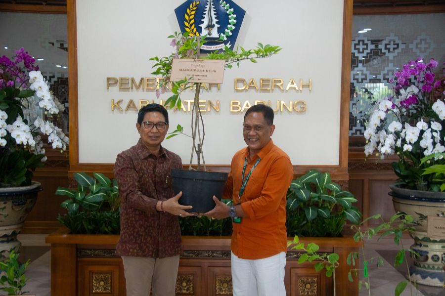 podiumnews.com-Bupati Badung Terima 116 Bibit Pohon dari BPD Bali Cabang Mangupura