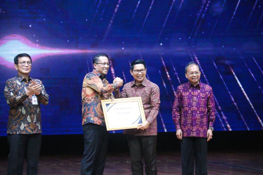 podiumnews.com-Bupati Badung Terima Penghargaan Pembentukan Posbankum dari Menkum
