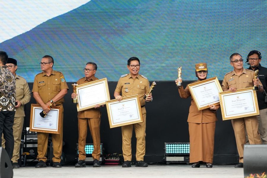Bupati Badung, I Wayan Adi Arnawa menerima Penghargaan Upakarya Wanua Nugraha Tahun 2025 dari Kemendagri saat Puncak Peringatan Hardesnas Tahun 2026 di Lapangan Desa Butuh, Kabupaten Boyolali, Jawa Tengah, Kamis (15/1/2026). (foto/adi)