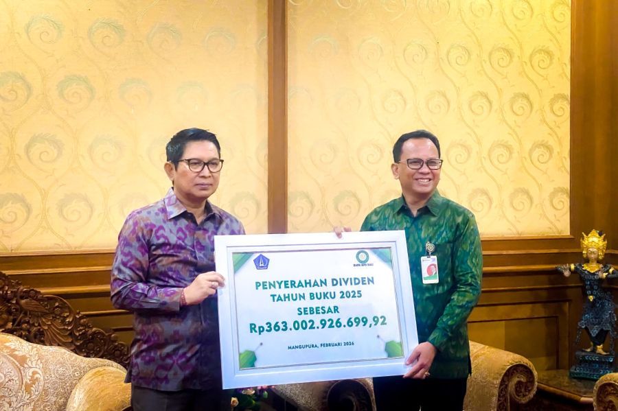 Bupati Badung I Wayan Adi Arnawa menerima secara simbolis Dividen dari Direktur Utama PT. Bank BPD Bali I Nyoman Sudharma di Puspem Badung, Bali, Selasa (10/2/2026). (foto/adi)