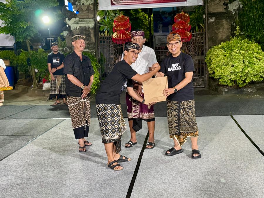 Bupati Badung I Wayan Adi Arnawa meninjau langsung gladi bersih Angklung Kebyar Duta Kabupaten Badung di halaman Gedung Wisma Budaya Desa Adat Legian, Kuta, Badung, Bali, Selasa (23/6/2026). (foto/adi)