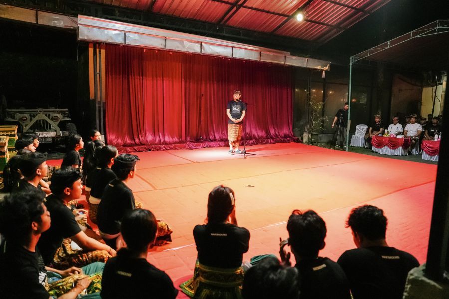 Bupati Badung I Wayan Adi Arnawa saat meninjau persiapan dua duta seni Kabupaten Badung yang akan berlaga di Pesta Kesenian Bali (PKB) 2026, di Denpasar, Minggu (14/6/2026). (foto/adi)