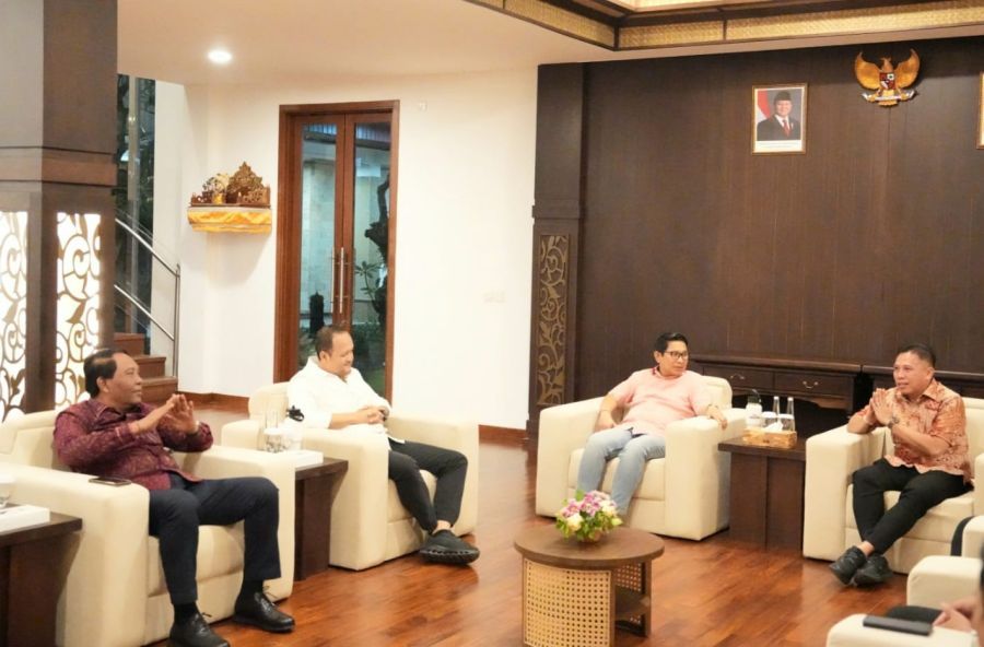 Bupati Badung I Wayan Adi Arnawa, Wabup Badung Bagus Alit Sucipta, dan Ketua DPRD I Gusti Anom Gumanti menyambut silaturahmi Kajari Badung yang baru I Wayan Sumertayasa beserta jajaran di Rumah Jabatan Bupati Badung, Puspem Badung, Bali, Selasa (18/8/2026). (foto/adi)