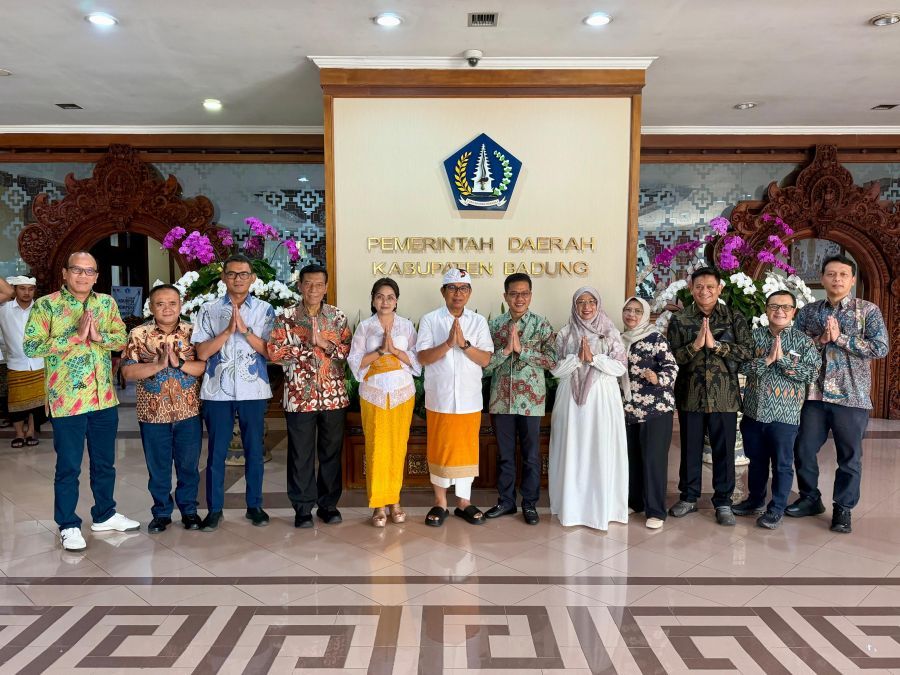 Bupati Badung I Wayan Adi Arnawa menerima kunjungan kerja dan study tiru rombongan Pemkab Bandung, Provinsi Jawa Barat di Ruang Tamu Bupati, Pusat Pemerintahan (Puspem) Badung, Bali, Selasa (14/7/2026). (foto/adi)