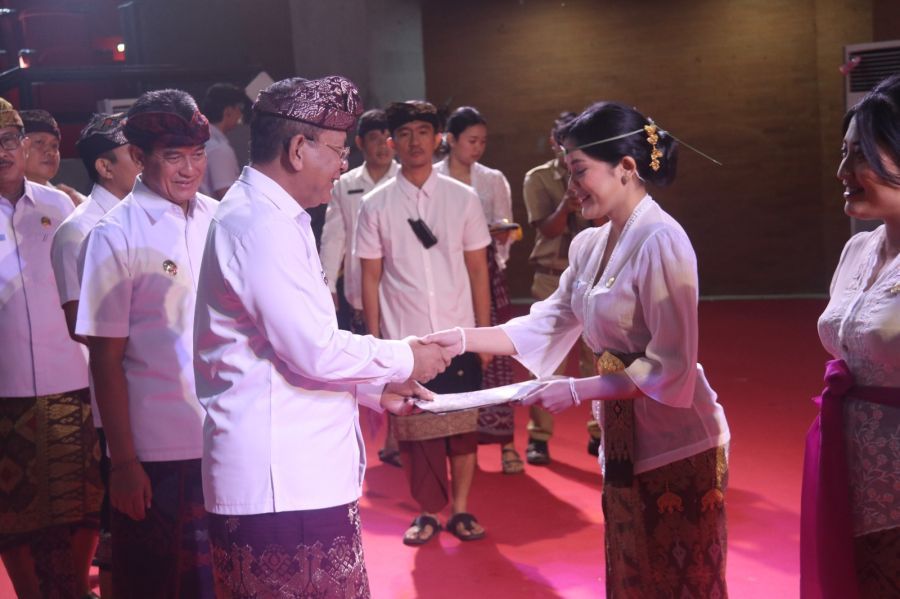 podiumnews.com-Bupati Buleleng Ancam Tindak ASN Tak Profesional