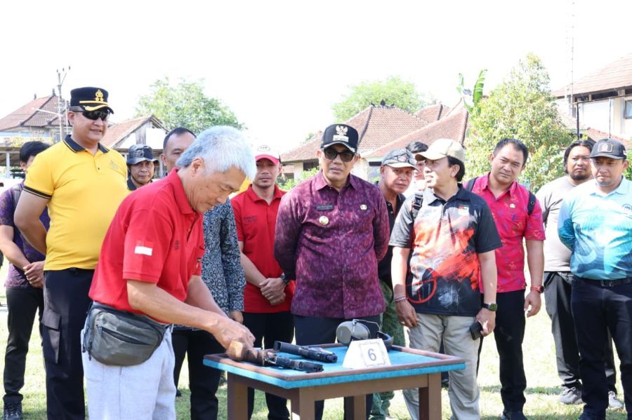 Bupati Tabanan Dr. I Komang Gede Sanjaya, S.E., M.M menghadiri Lomba Ketangkasan Menembak Kapolres Tabanan Cup yang dirangkaikan dengan kegiatan penanaman pohon dalam rangka Peringatan Hari Bhayangkara ke-80 Tahun 2026, di Lapangan Menembak Praja Rastra Gandewa, Polsek Penebel, Polres Tabanan, Bali, Senin (15/6/2026). (foto/prokopimtabanan)
