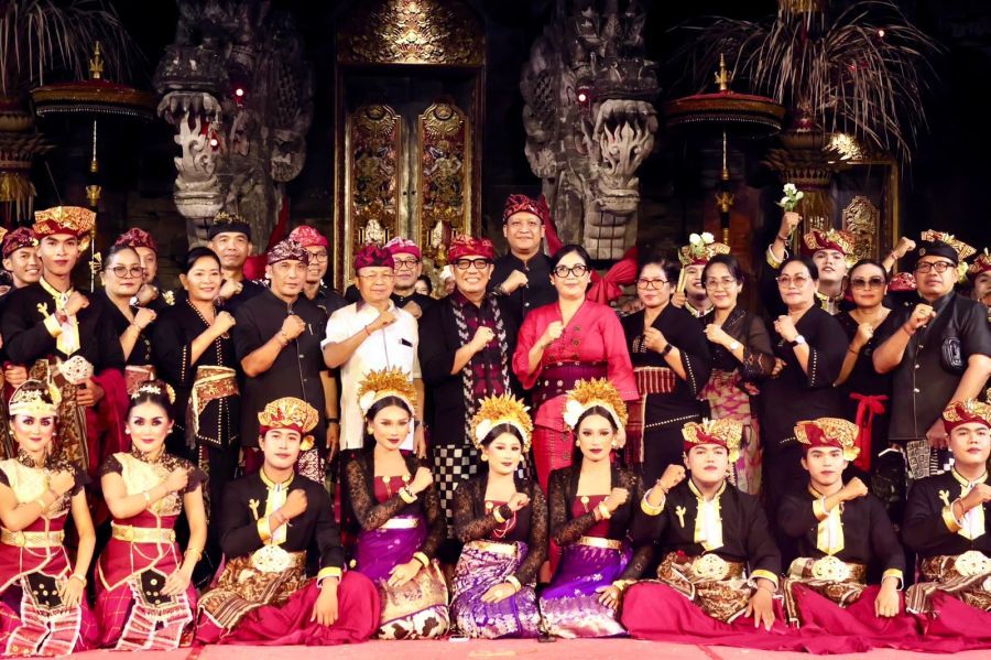 Bupati Tabanan, Dr. I Komang Gede Sanjaya, S.E., M.M., bersama Ketua TP PKK Kabupaten Tabanan, Ny. Rai Wahyuni Sanjaya menyaksikan penampilan Duta Kabupaten Tabanan pada ajang Pesta Kesenian Bali (PKB) XLVIII Tahun 2026 di Panggung Terbuka Ardha Candra, Denpasar, Bali. (foto/prokopimtabanan)