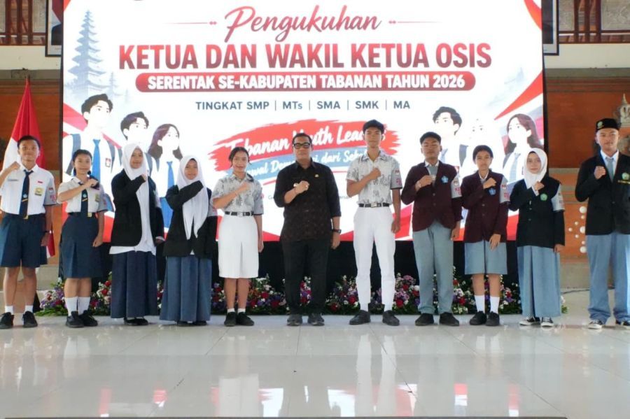 Bupati Tabanan Dr. I Komang Gede Sanjaya, S.E., M.M., menghadiri sekaligus memberikan sambutan dalam acara pengukuhan Ketua dan Wakil Ketua OSIS SMA/SMK/Madrasah Aliyah (MA) dan SMP/Madrasah Tsanawiyah (MTs) se-Kabupaten Tabanan Tahun 2026, di Gedung Kesenian I Ketut Marya, Tabanan, Bali, Rabu (28/10/2026). (foto/prokopimtabanan)