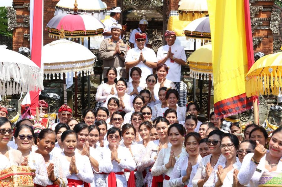 Pemerintah Kabupaten Tabanan melaksanakan persembahyangan bersama Pujawali Ring Tri Kahyangan Desa Adat Kota Tabanan, Bali, Rabu (18/2/2026). (foto/prokopimtabanan)