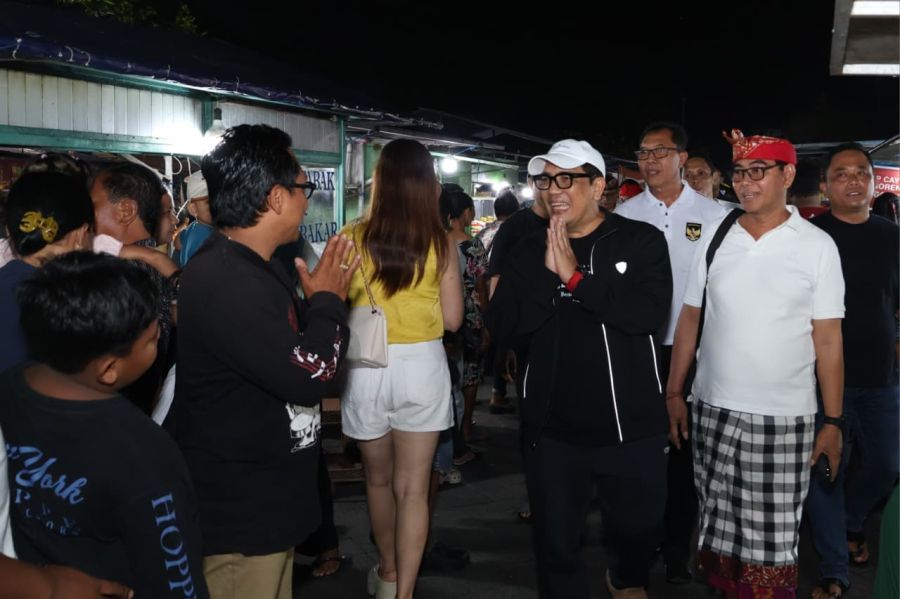 Bupati Tabanan Dr. I Komang Gede Sanjaya, S.E., M.M. meninjau langsung relokasi sementara Pasar Senggol Tabanan dari kawasan Jalan Gajah Mada menuju areal sekitar Gedung Kesenian I Ketut Marya Tabanan, Bali, Kamis (21/5/2026). (foto/prokopimtabanan)