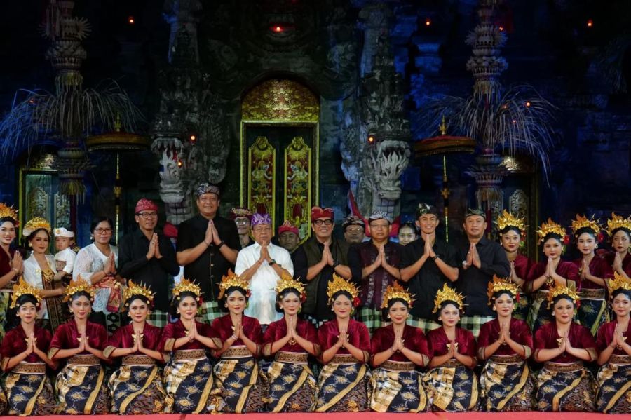 Bupati Tabanan, Dr. I Komang Gede Sanjaya, S.E., M.M., menyaksikan langsung penampilan Utsawa (Parade) Gong Kebyar Wanita “Sanggar Gong Istri Kesari Mesari 108” dari Desa Dajan Peken, Kecamatan Tabanan, sebagai Duta Kabupaten Tabanan pada ajang Pesta Kesenian Bali (PKB) XLVIII Tahun 2026 di Panggung Terbuka Ardha Candra, Denpasar, Bali, Senin (29/6/2026). (foto/prokopimtabanan)