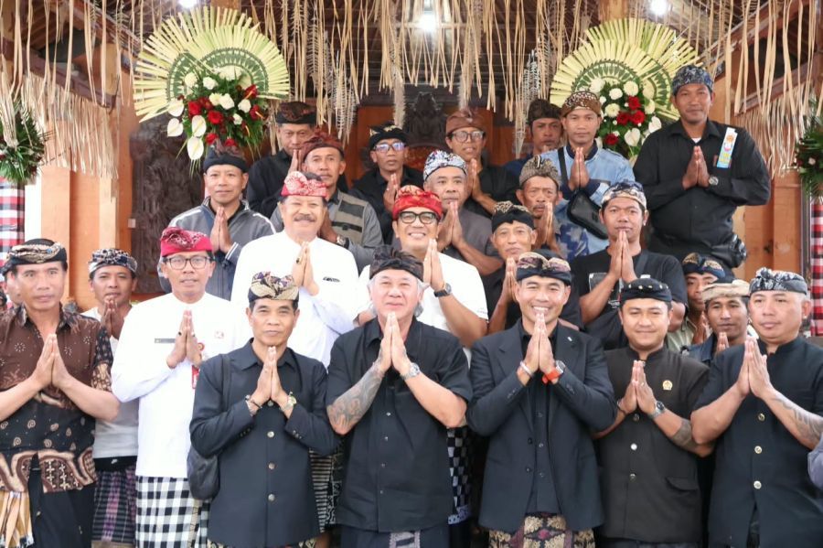 Bupati Tabanan, Dr. I Komang Gede Sanjaya, S.E., M.M., beserta jajaran menghadiri Karya Pelebon Sawa Prateka lan Memukur di Desa Adat Kembang Merta, di Bale Subak Abian Taman Giri Merta, Desa Candikuning, Kecamatan Baturiti, Tabanan, Bali, Senin (12/10/2026). (foto/prokopimtabanan)