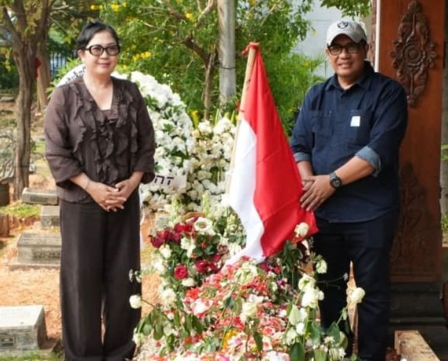 podiumnews.com-Bupati Tabanan dan Istri Ziarah ke Makam Guruh Soekarnoputra, Sampaikan Duka Mendalam