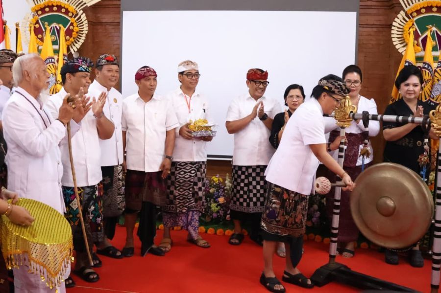 Wakil Gubernur Bali Nyoman Giri Prasta dan Bupati Tabanan, Dr. I Komang Gede Sanjaya, S.E., M.M., menghadiri Loka Sabha VII Mahagotra Pasek Sanak Sapta Resi (MGPSSR) Kabupaten Tabanan, di Graha Yadnya Jayaning Singasana, Tabanan, Bali, Minggu (12/7/2026). (foto/prokopimtabanan)