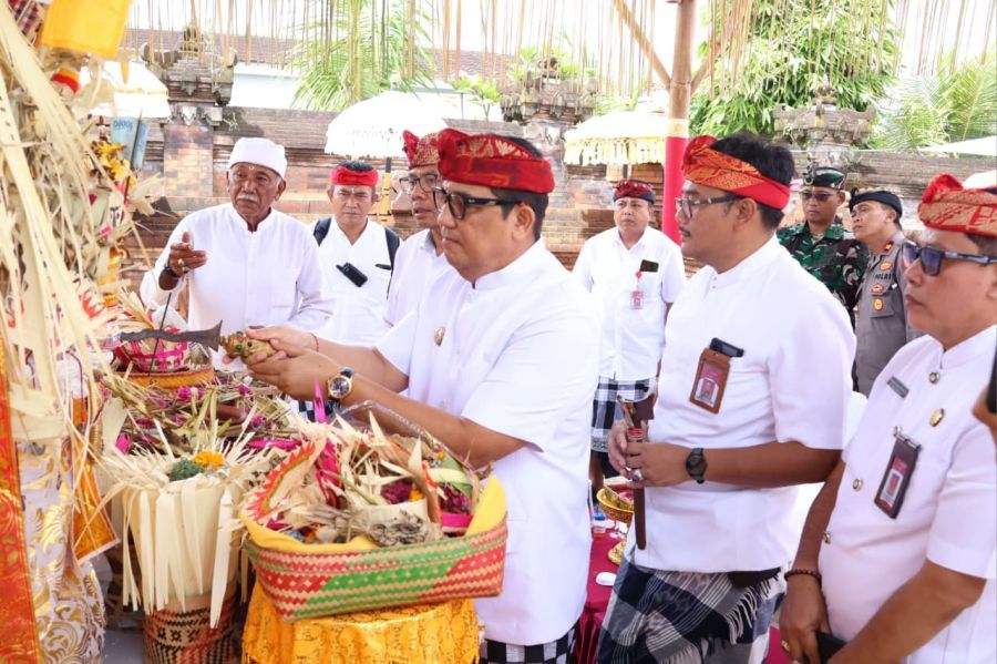 Bupati Tabanan, Dr. I Komang Gede Sanjaya, S.E., M.M menghadiri Karya Pemelaspasan Agung lan Ngenteg Linggih Ring Padmasana RSUD Singasana, Tabanan, Bali, Jumat (1/5/2026). (foto/prokopimtabanan)