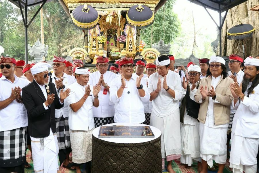 podiumnews.com-Bupati Tabanan Ikuti Persembahyangan Pujawali di Besakih, Mohon Kerahayuan