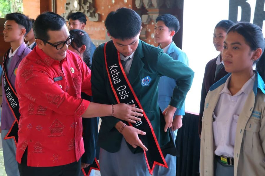 Bupati Tabanan, Dr. I Komang Gede Sanjaya, S.E., M.M., mengukuhkan para Ketua OSIS SMA, SMK, dan MA se-Kabupaten Tabanan yang terpilih melalui Pemilihan Umum OSIS (Pemilos) serentak 2025, di Gedung Kesenian I Ketut Maria, Tabanan, Bali, Selasa (28/10/2025). (foto/prokopimtabanan)