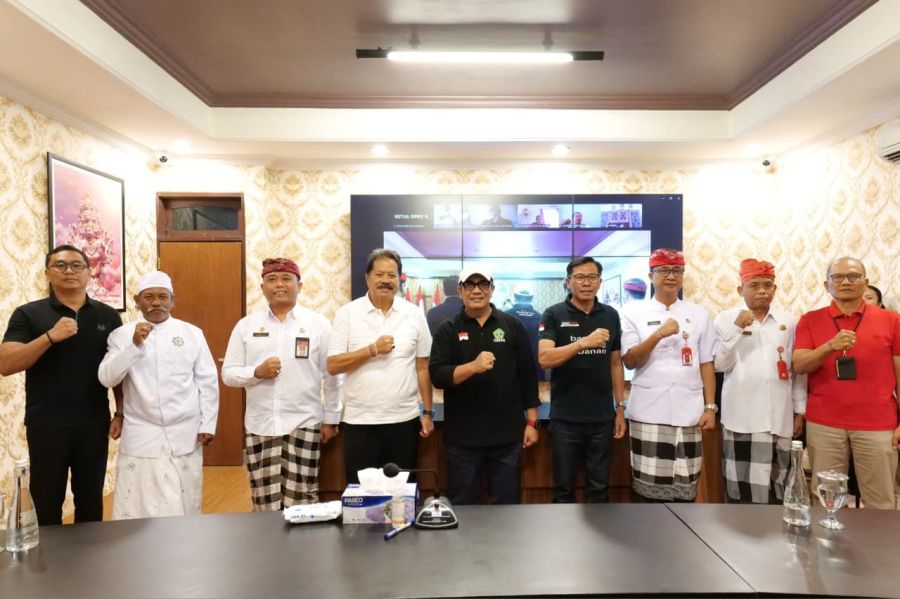 Bupati Tabanan, Dr. I Komang Gede Sanjaya, S.E., M.M., melantik sekaligus mengambil sumpah/janji Jabatan Pimpinan Tinggi Pratama, Administrator, dan Pengawas di lingkungan Pemkab Tabanan, di Tabanan Convention Center (TCC), Bali, Jumat (19/6/2026). (foto/prokopimtabanan)