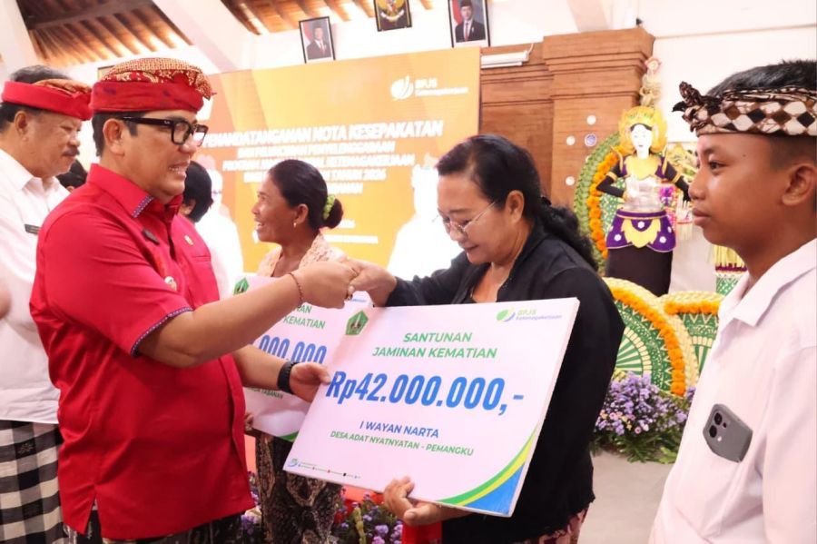 Pemkab Tabanan secara resmi meluncurkan penyelenggaraan program jaminan sosial ketenagakerjaan bagi pekerja rentan tahun 2026, di Graha Yadnya Sanjayaning Singasana, Tabanan, Bali, Jumat (30/1/2026). (foto/prokopimtabanan)