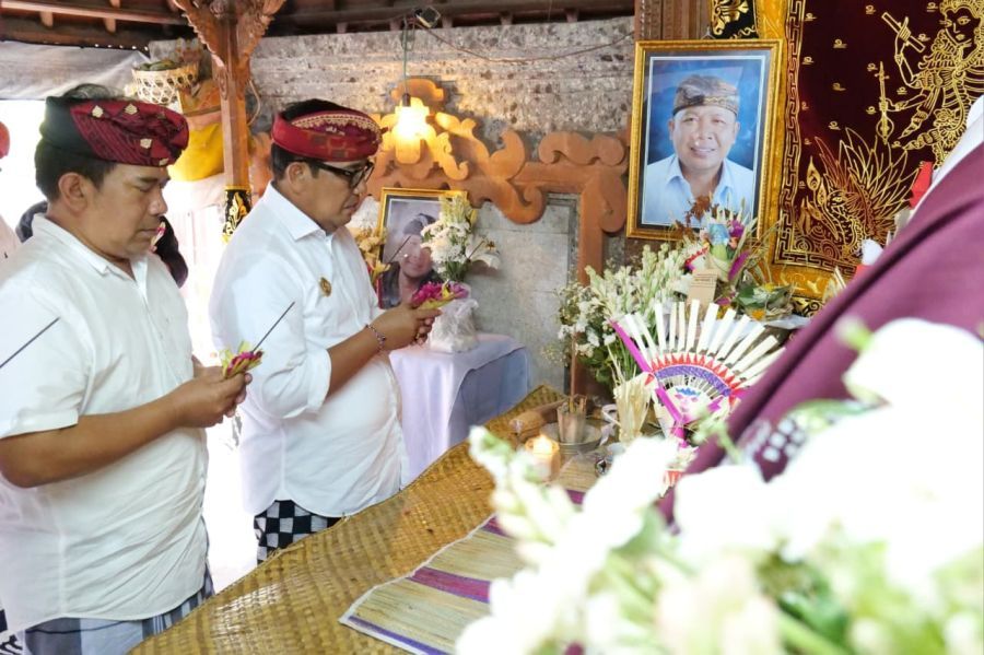 podiumnews.com-Bupati Tabanan Melayat ke Rumah Duka Perbekel Marga