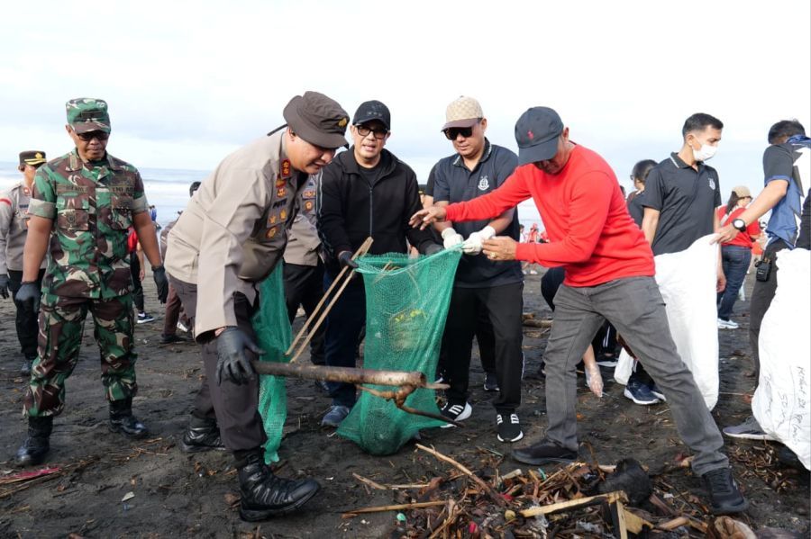 podiumnews.com-Bupati Tabanan Pimpin Gerakan Kebersihan di Pantai Yeh Gangga
