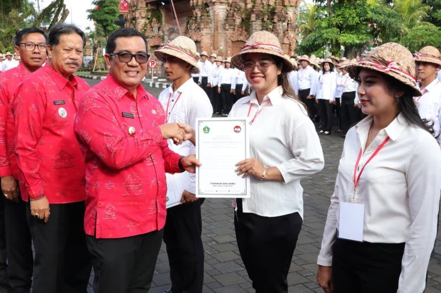 Sebanyak 2.923 PPPK Paruh Waktu dilantik dan diambil sumpah/janjinya oleh Bupati Tabanan, Dr. I Komang Gede Sanjaya, S.E., M.M., bertempat di Halaman Depan Kantor Bupati Tabanan, Bali, Selasa (6/1/2026). (foto/prokopimtabanan)