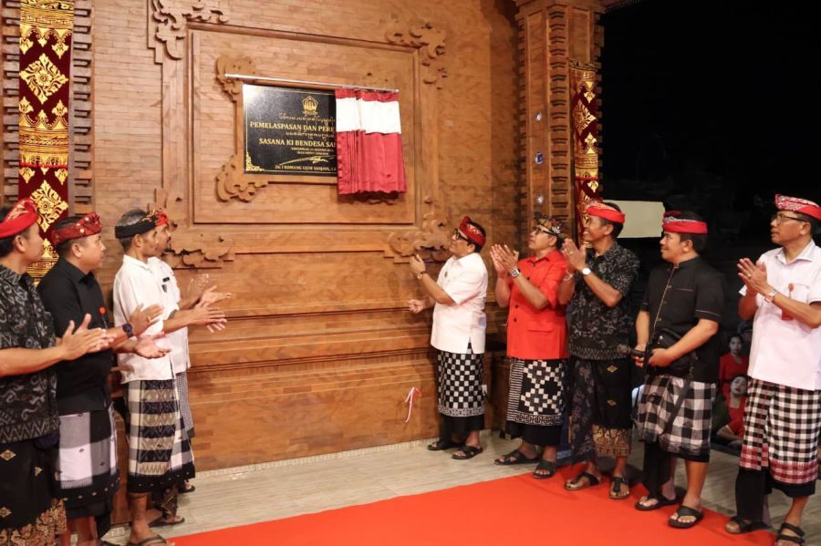 Bupati Tabanan Dr. I Komang Gede Sanjaya, S.E., M.M. hadir dalam acara Pemelaspasan lan Penandatanganan Bale Sasana Ki Bendesa Sanggulan, Desa Adat Sanggulan, Kecamatan Kediri, Tabanan, Bali, Kamis (13/8/2026). (foto/prokopimtabanan)