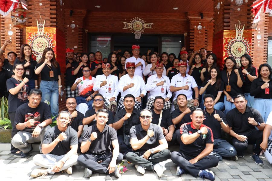  Bupati Tabanan, Dr. I Komang Gede Sanjaya, S.E., M.M., meresmikan gedung kantor Bagian Protokol dan Komunikasi Pimpinan (Prokopim) Kabupaten Tabanan, Bali, Jumat (30/10/2026). (foto/prokopimtabanan)