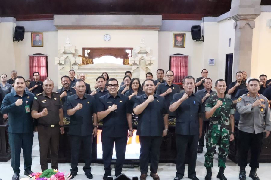 Bupati Tabanan, Dr. I Komang Gede Sanjaya, S.E.,M.M menyampaikan empat ranperda strategis pada Rapat Paripurna Ke-3 Masa Persidangan II Tahun Sidang 2026 di Ruang Rapat DPRD Kabupaten Tabanan, Bali, Rabu (24/6/2026). (foto/prokopimtabanan)
