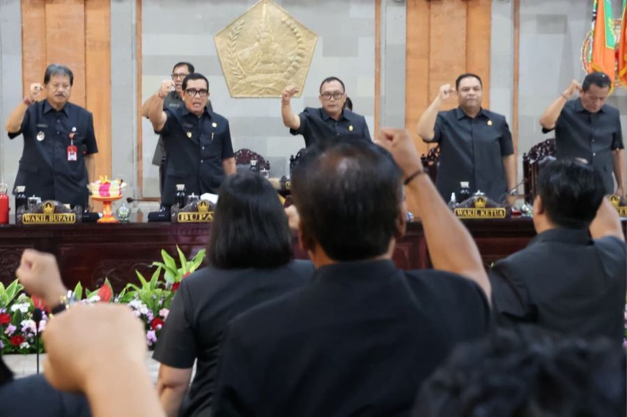 Bupati Tabanan, Dr. I Komang Gede Sanjaya, S.E., M.M menghadiri Rapat Paripurna ke-1 Masa Persidangan I Tahun Sidang 2026 dengan agenda Penyampaian Pidato Pengantar Bupati terhadap Laporan Keterangan Pertanggungjawaban (LKPJ) Tahun Anggaran 2025, di Aula DPRD Kabupaten Tabanan, Bali, Rabu (11/3/2026). (foto/prokopimtabanan)