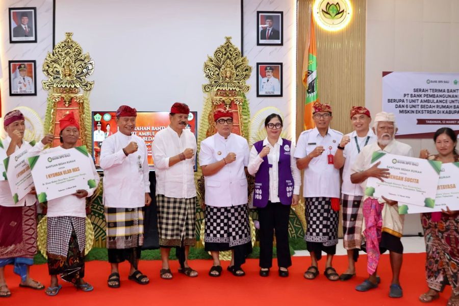Pemerintah Kabupaten Tabanan menerima bantuan Corporate Social Responsibility (CSR) berupa satu unit ambulans dan enam unit program bedah rumah dari Bank BPD Bali, di RSUD Singasana Tabanan, Bali, Kamis (12/3/2026). (foto/prokopimtabanan)