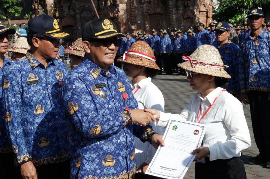 Bupati Tabanan, Dr. I Komang Gede Sanjaya, S.E., M.M. memimpin Upacara Peringatan Hari Kesadaran Nasional (HKN) bulan November 2025, di Halaman Kantor Bupati Tabanan, Bali, Senin (17/11/2025). (foto/prokopimtabanan)