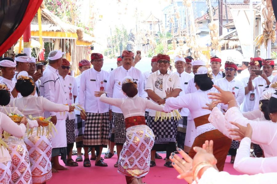 Bupati Tabanan, Dr. I Komang Gede Sanjaya, S.E., M.M., didampingi Wakil Bupati Tabanan I Made Dirga, S.Sos., menghadiri Karya Ngenteg Linggih, Wraspati Kalpa, Mupuk Pedagingan lan Tawur Balik Sumpah ring Pura Mundak Sari, Desa Bongan, Kecamatan Tabanan, Bali, Senin (12/10/2026). (foto/prokopimtabanan)