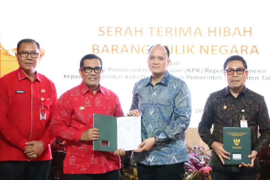 Bupati Tabanan, Dr. I Komang Gede Sanjaya, S.E., M.M., menghadiri kegiatan serah terima asset barang rampasan negara dari KPK RI yang berlangsung di Graha Sewaka Dharma Gedung Pelayanan Publik Pemkot Denpasar, Bali, Selasa (6/10/2026). (foto/prokopimtabanan)