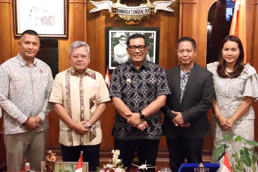 Bupati Tabanan Dr. I Komang Gede Sanjaya, S.E., M.M., menerima kunjungan Duta Besar Republik Indonesia untuk Yunani, Bebeb Abdul Kurnia Nugraha Djundjunan, di Kantor Bupati Tabanan, Bali, Jumat (23/10/2026). (foto/prokopimtabanan)