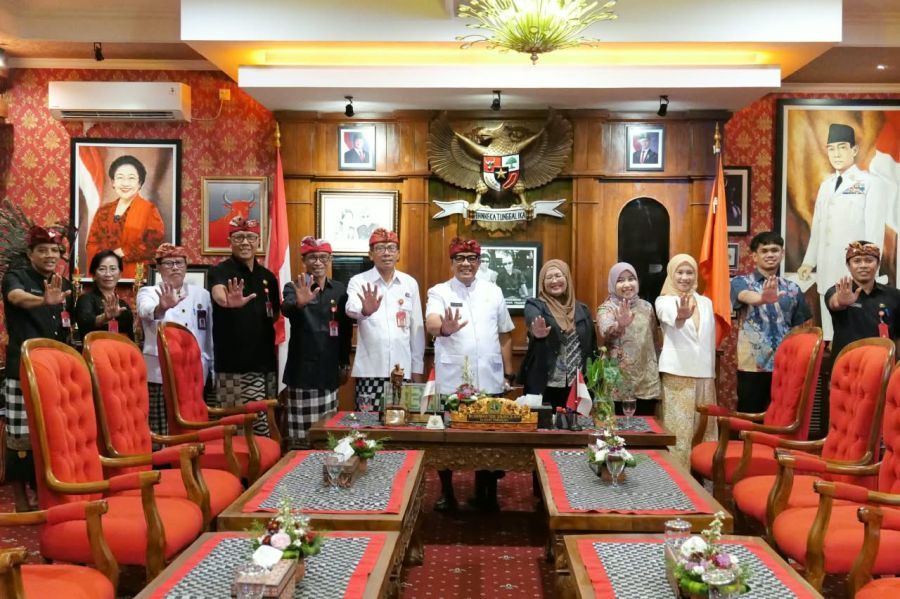 Bupati Tabanan, Dr. I Komang Gede Sanjaya, S.E., M.M., menerima Tim Komisi Pemberantasan Korupsi (KPK) dalam rangka monitoring tindak lanjut terhadap SPI, MCSP, SPBE, ITKP, serta Indeks Merit, yang berlangsung di Ruang Rapat Bupati Tabanan, Bali, Kamis (8/10/2026). (foto/prokopimtabanan)