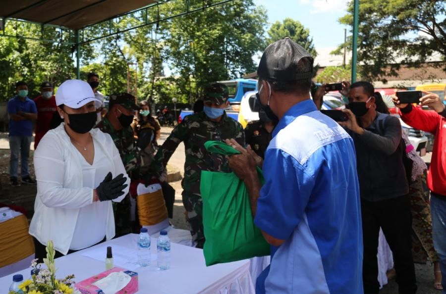 podiumnews.com-Bupati Tabanan Bagikan 350 Paket Sembako dan Masker Kepada Sopir Trans Serasi
