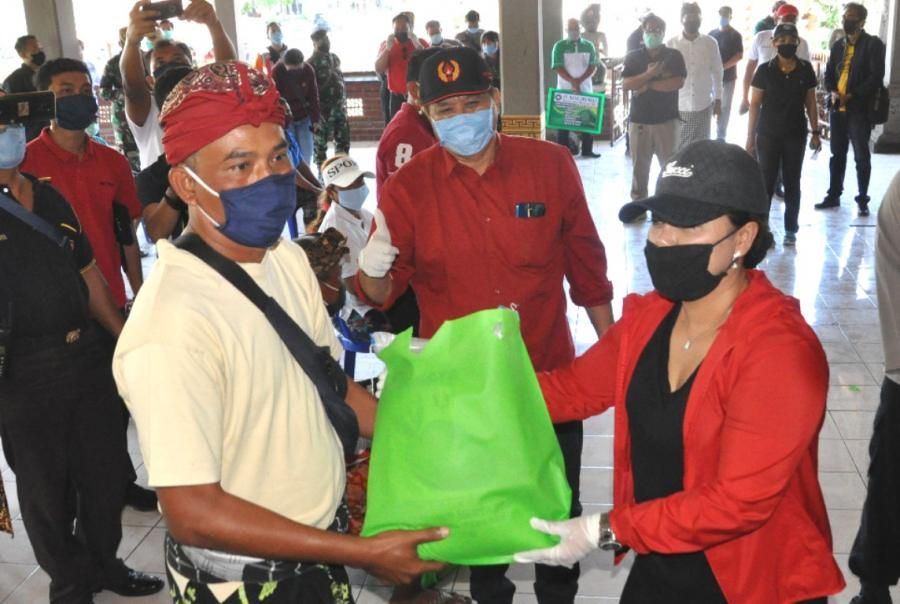 podiumnews.com-Bupati Tabanan Bagikan 1.100 Masker dan Sembako
