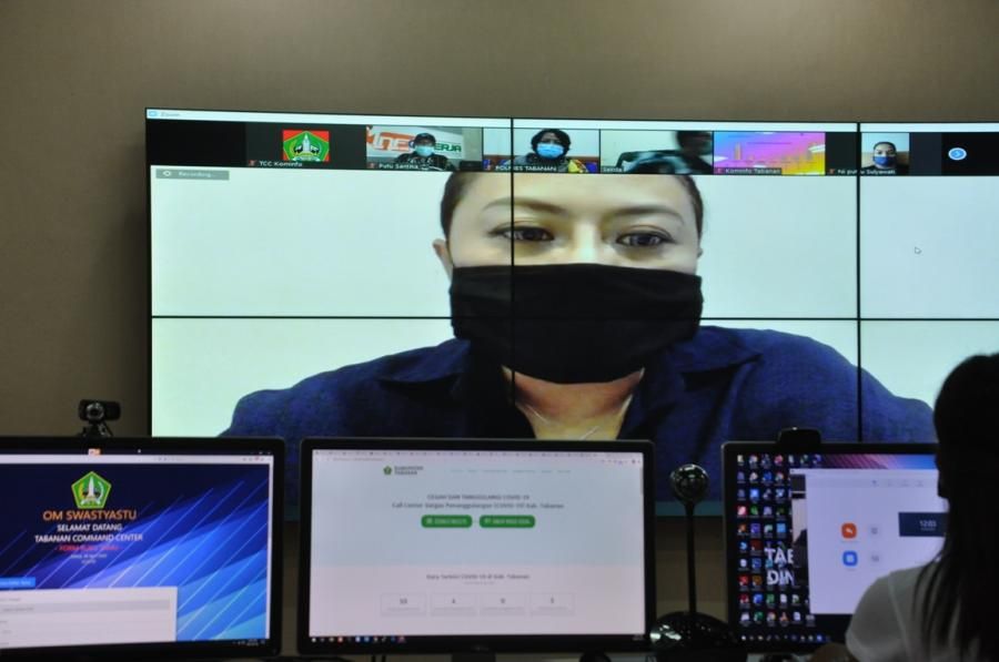 podiumnews.com-Bupati Eka Bagikan Paket Stamina untuk PMI