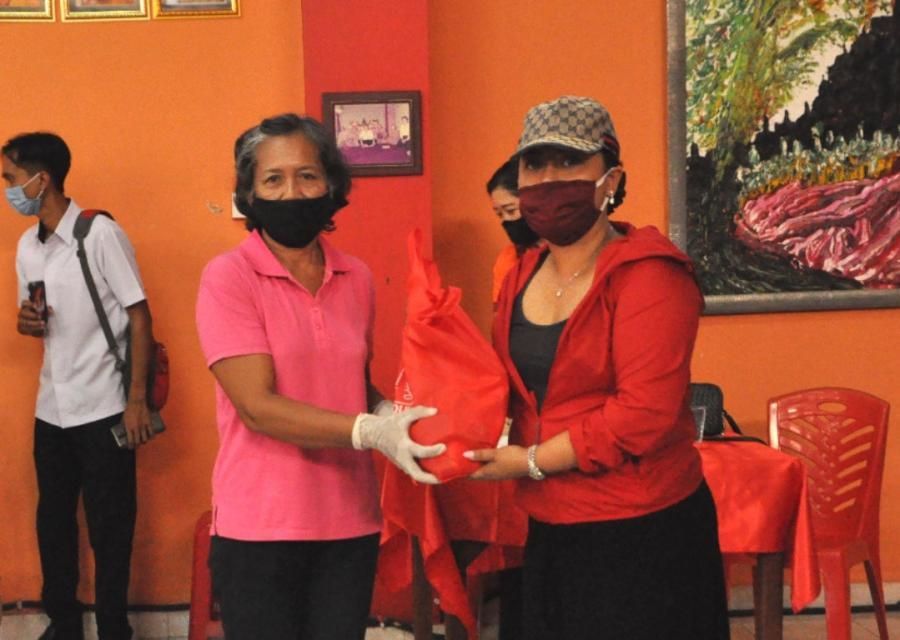 podiumnews.com-Bupati Eka Serahkan Bantuan di Vihara Dharma Cattra Tabanan