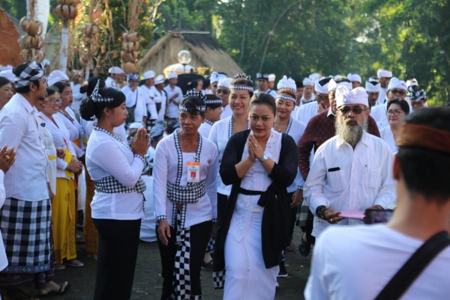 podiumnews.com-Eka-Sanjaya Nyaksi Prosesi Melasti Serangkaian Karya Agung Pengurip Gumi