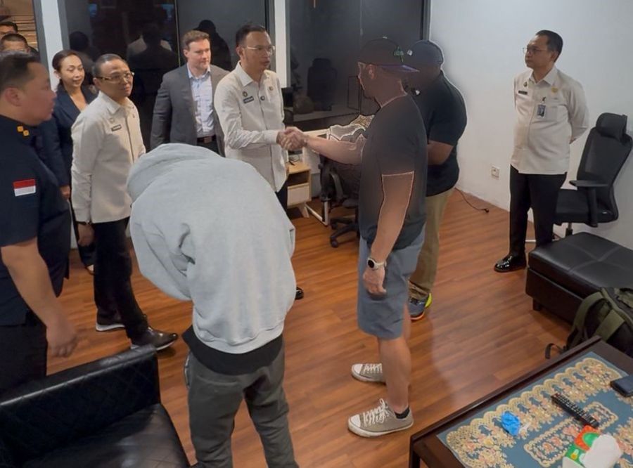 Ditjen Imigrasi menangkap WNA Amerika Serikat berinisial AJP, yang merupakan buronan aparat penegak hukum di Amerika Serikat. (foto/hes)