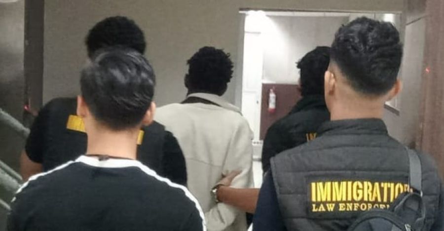 Petugas Imigrasi Kelas I TPI Ngurah Rai mengamankan buronan asal Amerika Serikat di Bandara I Gusti Ngurah Rai. (foto/hes)