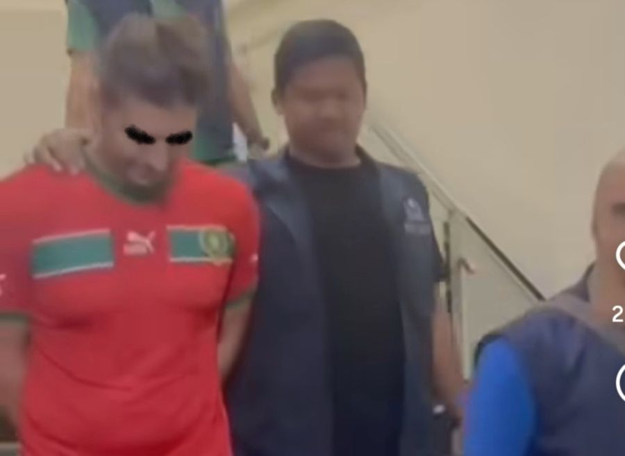 Buronan perampok asal Rumania, ZCC (33) ditangkap petugas Interpol sesaat bersembunyi di wilayah Kerobokan, Kuta Utara, Badung, Bali, Kamis (15/1/2026). (foto/hes)