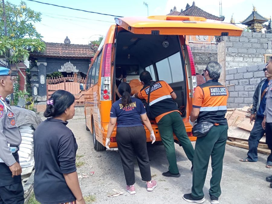 Petugas mengevakuasi jenazah Sumarsono yang ditemukan meninggal dunia di depan proyek kos Jalan Noja Gang Sri Rama, Banjar Wongan, Denpasar Utara, Denpasar, Bali, Jumat (17/4/2026). (foto/hes)