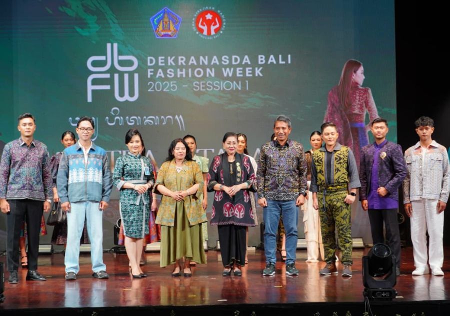 Ketua Dewan Kerajinan Nasional Daerah (Dekranasda) Provinsi Bali, Ny. Putri Koster,l menghadiri acara  Dekranasda Bali Fashion Week  di Gedung Ksirarnawa, Taman Budaya, Denpasar, Minggu (2/11/2025). (Foto/sukadana)